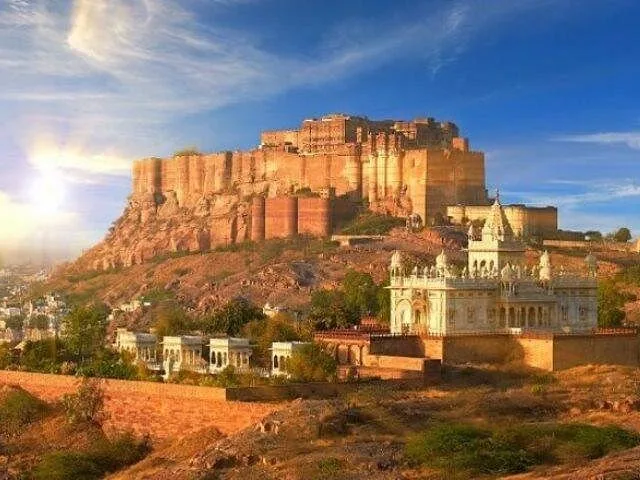 Il Forte Mehrangarh e Jaswant Thada all'alba a Jodhpur